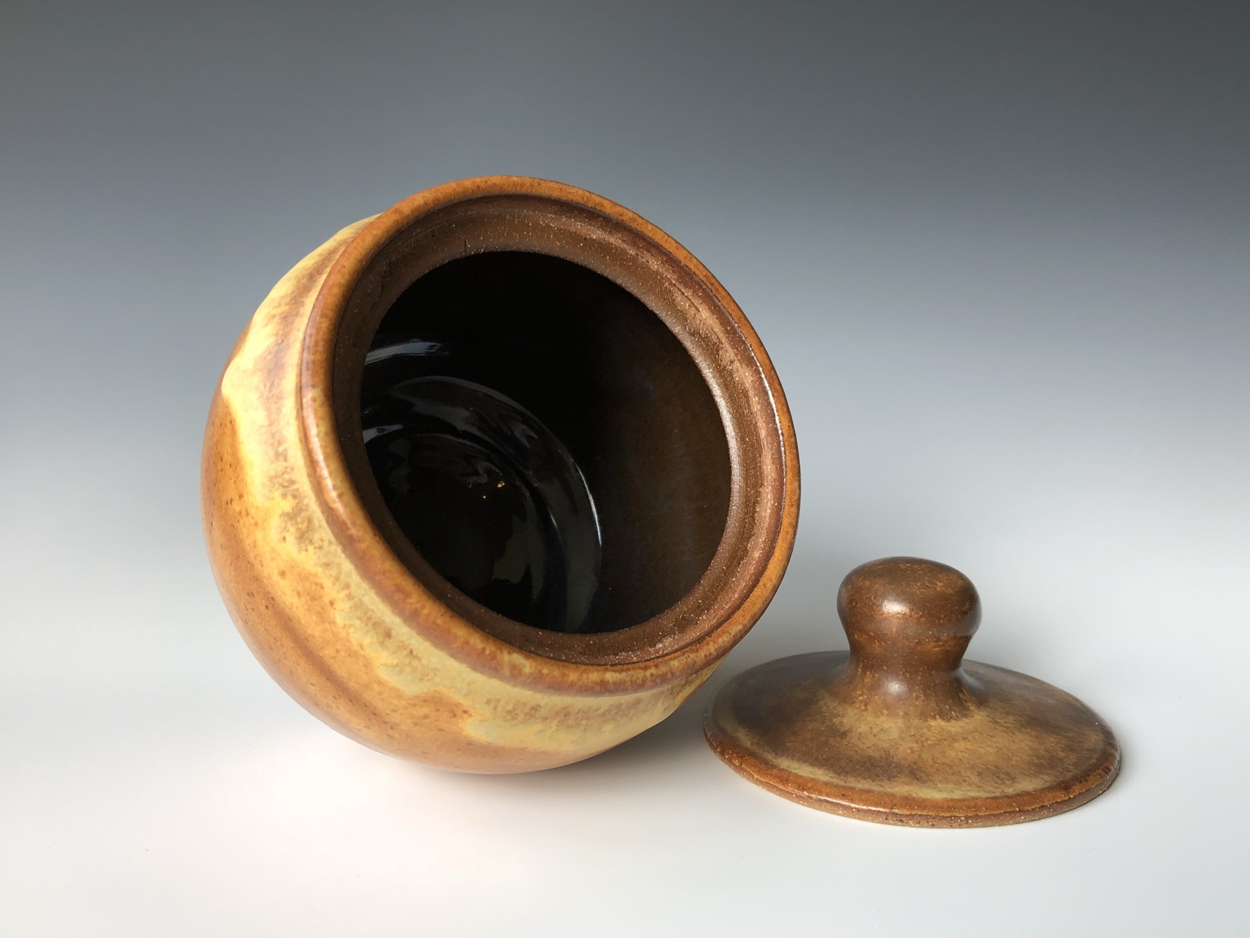 Tan jar, glaze SH-172 / SH-088 (photo 2 of 2)